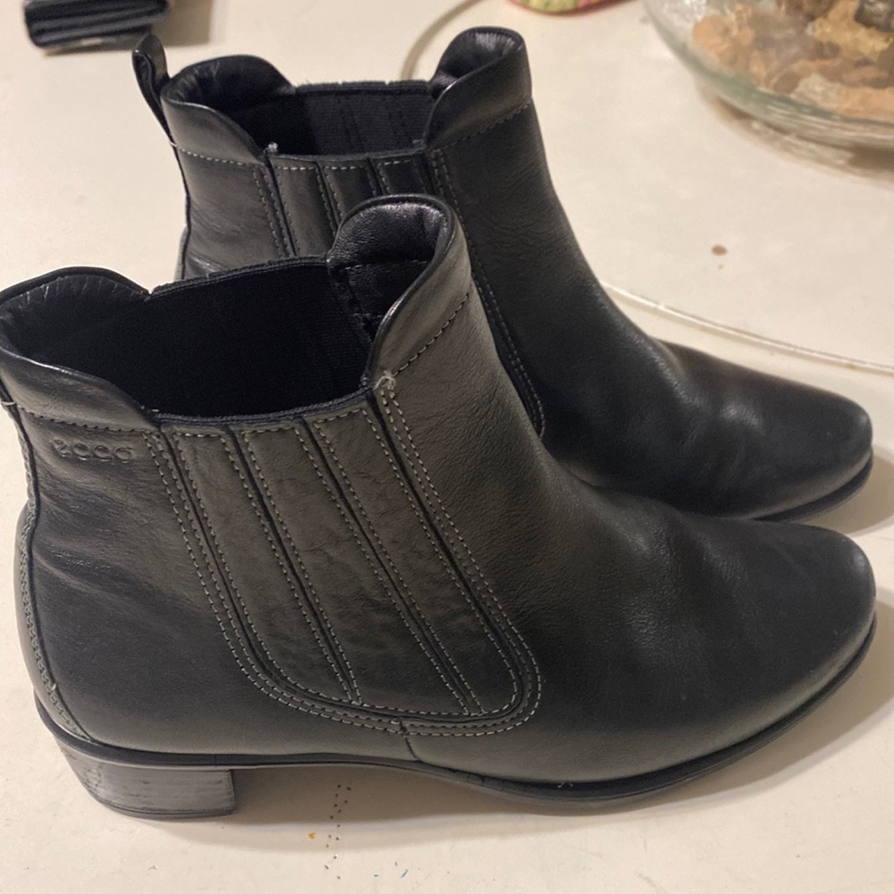 Ecco short black boots size 38